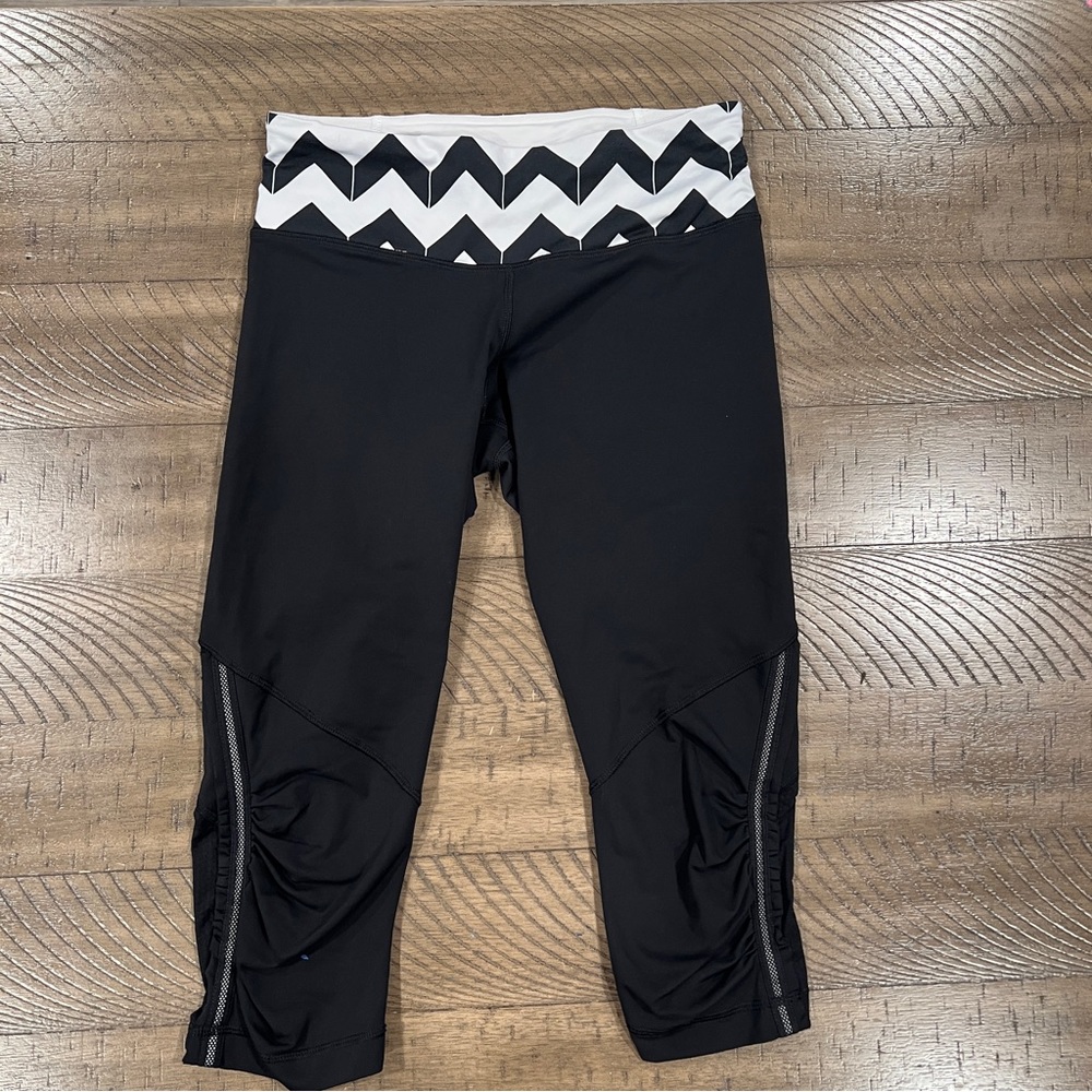 Lululemon Capri Leggings Size 6 Crop Pants White Black Chevron
